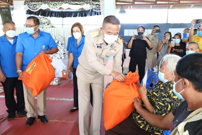 เพชรบูรณ์-มูลนิธิราชประชานุเคราะห์ในพระบรมราชูปถัมภ์ประจำจังหวัดเพชรบูรณ์มอบเงินช่วยเหลือครอบครัวผู้เสียชีวิตจากเหตุอุทกภัย