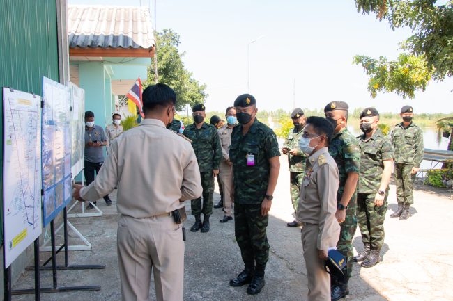 พิษณุโลก รองแม่ทัพภาคที่ 3 ตรวจสถานการณ์น้ำ และมอบถุงยังชีพ ให้กับผู้ประสบอุทกภัย ในพื้นที่อำเภอบางระกำ จังหวัดพิษณุโลก