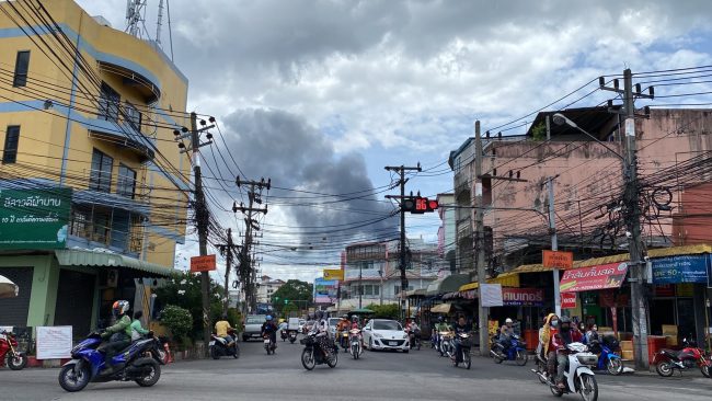 สงขลา-เกิดเหตุไฟไหม้โรงงานพลาสติกขนาดใหญ่ในเขตเทศบาลเมืองบ้านพรุไฟลุกไหม้อย่างหนักทั้งโรงงานเบื้องต้นมีคนงานได้รับบาดเจ็บ 2 ราย ระดมรถดับเพลิงฉีดน้ำดับไฟยังไม่สามารถควบคุมได้