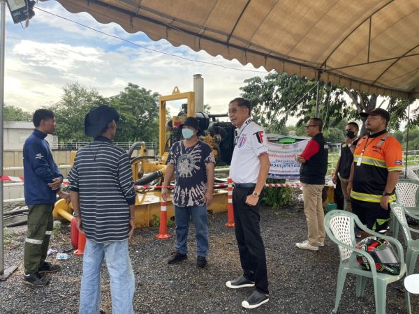 ปทุมธานี นายกแจ๊สตระเวนดูจุดเสี่ยงป้องกันน้ำท่วม ถนนพหลโยธินและพื้นที่เศรษฐกิจปทุม