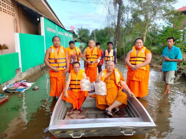 สุโขทัย-พระสงฆ์พุทธบุตรอาสาร่วมกู้ภัยบรรเทาความเดือดร้อนประชาชนจากน้ำท่วม