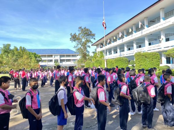 ตราด-สถานที่ศึกษาโรงเรียนในพื้นที่ให้ความร่วมมือลดธงครึ่งเสา 1 วัน แสดงความเสียใจเหตุการณ์กราดยิงศูนย์พัฒนาเด็กเล็กตําบลอุทัยสวรรค์ เมื่อวานที่ผ่านมา