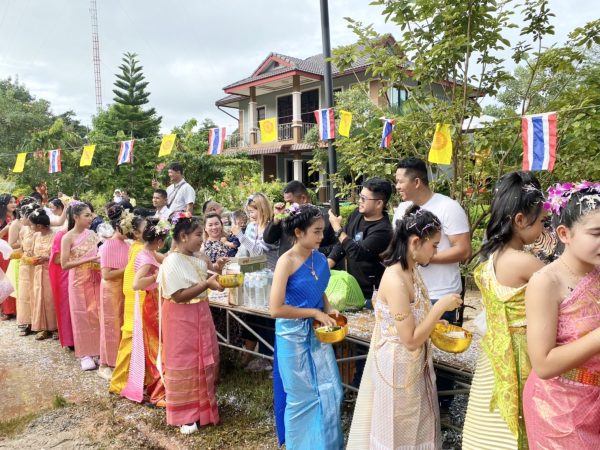 ตราด-บรรยากาศสีสันตักบารตเทโว 2 แผ่นดิน ตําบลหาดเล็ก นําส่วนราชการทั้งชาวไทยและกัมพูชาและประชาชนจำนวนมาก ร่วมตักบาตรเทโวโรหณะ เนื่องหลังวันออกพรรษา