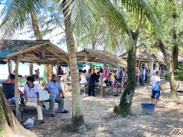 ตราด-หาดบานชื่น จ.ตราด นักท่องเที่ยวแห่เที่ยวหาดบานชื่อสุดคึกคัก