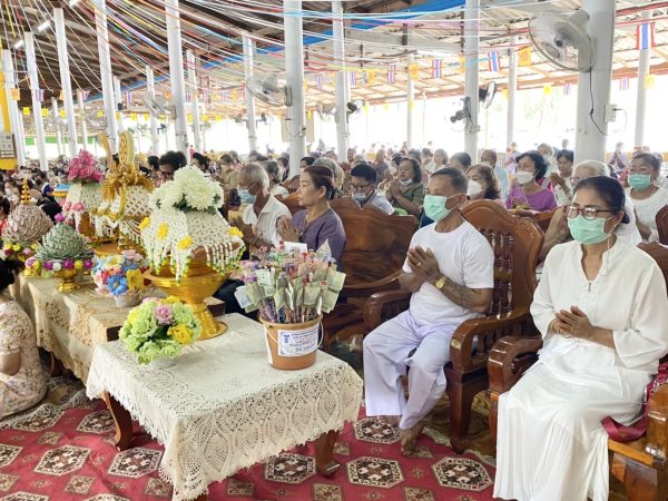 ตราด- พุทธศาสนิกชนทั่วสารทิศ ทอดกฐินสามัคคีร่วมกับชาวอําเภอคลองใหญ่ จ.ตราด ที่วัดตะกาดร่วมสุข กว่า 5 แสนบาท