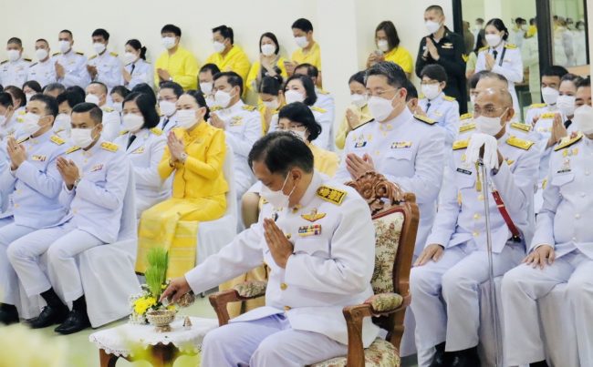 ลำปาง-ผบ.มทบ.32 ร่วมประกอบพิธีบำเพ็ญกุศล ทำบุญตักบาตรอุทิศถวายแด่ ในหลวงรัชกาลที่ 9