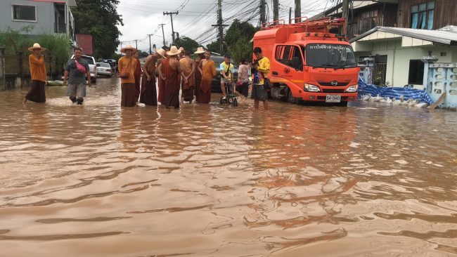 ฝนกระหน่ำเมืองเลย พระ เณร ชาวบ้าน เดือดร้อนกันทั่วหน้า