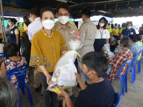 สระบุรี/ผู้ว่าราชการจังหวัดสระบุรีร่วมกับนายกเหล่ากาชาดจังหวัดสระบุรีพร้อมนายกเทศบาลเมืองสระบุรีนายกเทศบาลตำบลตะกุดมอบถุงยังชีพ 80 ถุงให้ผู้ประสบภัยน้ำท่วมณศูนย์พักพิงหน้าศูนย์ราชการจังหวัดสระบุรี