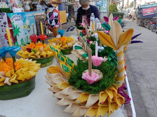 ชุมชนบ้านติ้ว ทำลอยกระทงจากวัสดุธรรมชาติขายดีหลังว่างมา 2 ปี