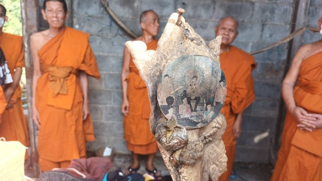 คณะสงฆ์สัตหีบ เยี่ยมมอบเงินและสิ่งของช่วยเหลือผู้ประสบเหตุไฟไหม้