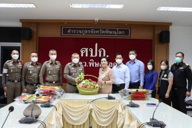 พิษณุโลก-เทศบาลนครพิษณุโลกมอบเสื้อกั๊กสะท้อนแสงให้สถานีตำรวจภูธรเมืองพิษณุโลก เพื่อใช้ในการปฏิบัติหน้าที่