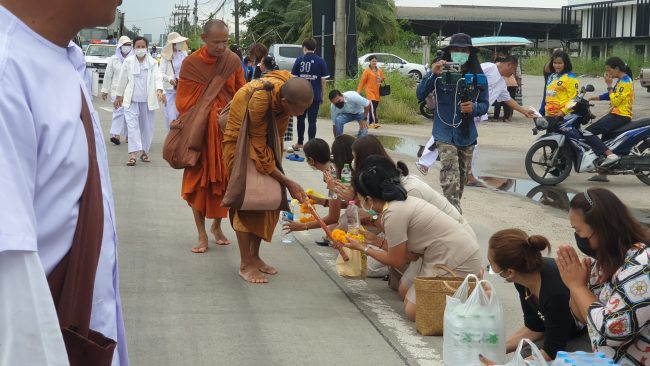 ประจวบคีรีขันธ์-พุทธศาสนิกชนชาวประจวบแห่รับพรบารมีหลวงตาบุญชื่นตลอดเส้นทางผ่าน