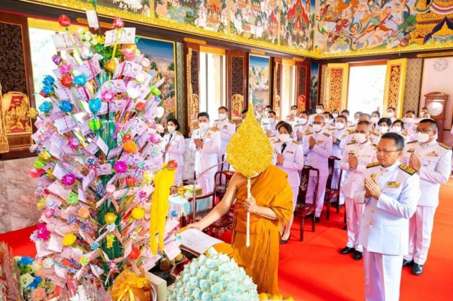 ปทุมธานี กระทรวงยุติธรรมจัดพิธีทอดผ้าป่าสมทบทุนโครงการทุนเล่าเรียนหลวงสำหรับพระสงฆ์ไทยที่วัดเขียนเขต พระอารามหลวง