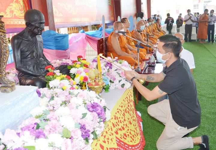 สระบุรี/ลูกศิษย์วัดเชิงเขา(ชาวจีน)ศรัทธาบารมี”หลวงพ่อรวย”บริจาคทรัพย์ร่วมก่อสร้างพระมหาธาตุเจดีย์ ปาสาทิโก และร่วมมอบถุงยังชีพช่วยเหลือผู้ด้อยโอกาสในชุมชน