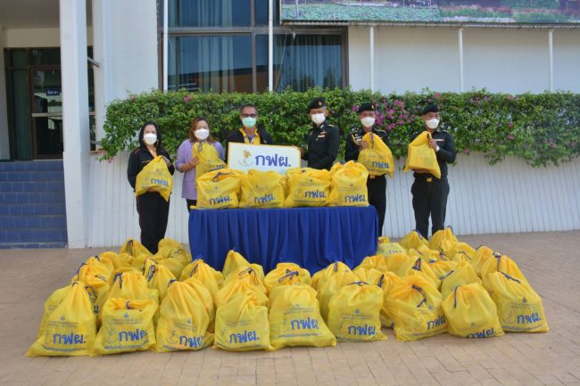 ลำปาง-มทบ.32 รับมอบถุงยังชีพ กฟผ.เพื่อส่งต่อแทนความห่วงใย เพราะการให้ไม่มีที่สิ้นสุด