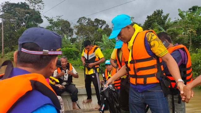 นราธิวาส-นายอำเภอรือเสาะ พร้อมคณะลงพื้นที่ตรวจเยี่ยมให้กำลังใจผู้ประสบภัยในพื้นที่อำเภอรือเสาะ พร้อมนำเรือท้องแบน ลำเลียงขนย้ายสิ่งของให้กับ​ผู้ประสบภัย