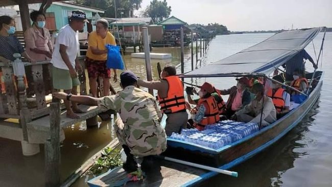 ปทุมธานี รองผู้ว่าฯปทุมธานี ลงพื้นที่มอบของยังชีพแก่ผู้ประสบอุทกภัยที่ได้รับผลกระทบ ตำบลบ้านงิ้ว อำเภอสามโคก