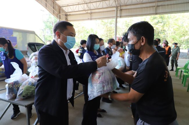 ปทุมธานี รองผู้ว่าฯปทุมธานี ลงพื้นที่มอบถุงยังชีพแก่ผู้ประสบอุทกภัยพื้นที่ ณ วัดบัวทอง ตำบลบ้านปทุม อำเภอสามโคก