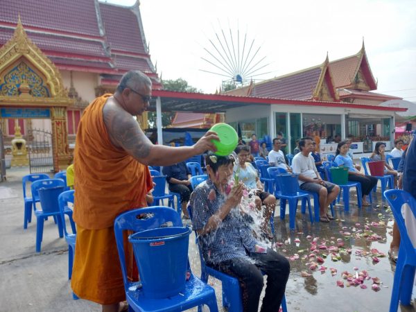 ปทุมธานี ศิษย์ยานุศิษย์ร่วมพิธีอาบน้ำมนต์ธรณีสารใหญ่ วัดตระพัง สามโคก เพื่อเป็นสิริมงคล