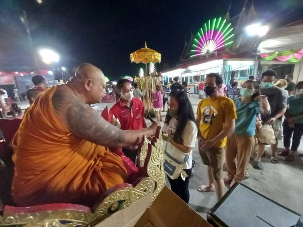 ปทุมธานี “คลื่นมหาชนคนบุญ”เที่ยวงานวันลอยกระทง (คืนสุดท้าย) วัดตระพัง สามโคก กันอย่างคึกคัก