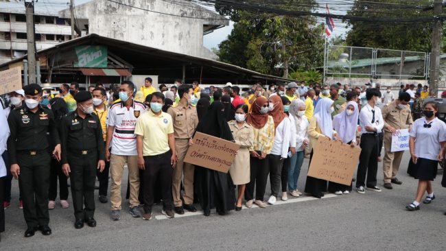 นราธิวาส-กลุ่มพลังมวลชน ผู้นำศาสนา นักเรียน นักศึกษา รวมกว่า 500 คน ”รวมพลังต่อต้านความรุนแรง” ทุกรูปแบบ หน้าแฟลตตำรวจนราธิวาสจุดเกิดเหตุบอมบ์