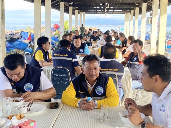 ตราด-เทศบาลตําบลหาดเล็กจัดประชุมสภากาแฟยามเช้าพบปะหัวหน้าส่วนราชการในพื้นที่ตําบลหาดเล็ก