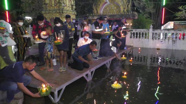 เพชรบูรณ์-ชาวบ้านร่วมใจ เนรมิตรพื้นที่รอบโบสถ์ สร้างสระน้ำวน ลอยกระทงรอบโบสถ์