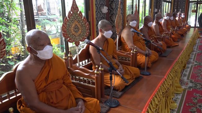 พระบาทสมเด็จพระเจ้าอยู่หัว พระราชทานผ้าไตร ประกอบพิธีทอดผ้าป่า ถวายพระราชกุศลแด่พระบามสมเด็จพระบรมชนกาธิเบศร มหาภูมิพลอดุลยเดชมหาราช บรมนาถบพิตร เนื่องในวันคล้ายวันสวรรคต