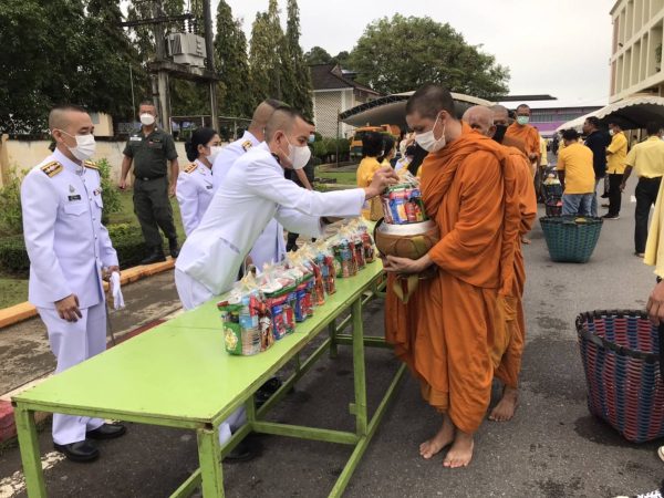 สตูล ผวจ.นำทุกภาคส่วนร่วมทำบุญตักบาตรถวายเป็นพระราชกุศลเนื่องในวันพ่อแห่งชาติ