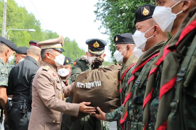 สตูล องคมนตรี เชิญสิ่งของพระราชทานไปมอบให้แก่เจ้าหน้าที่ ที่ปฏิบัติภารกิจกองกำลังชายแดน (กองทัพภาคที่ 4)ในพื้นที่จังหวัดสตูล เนื่องในโอกาสเทศกาลปีใหม่ 2566