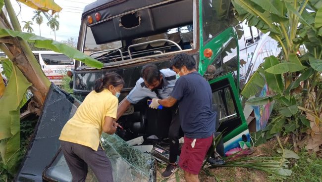 ปราจีนบุรี-อุบัติเหตุหมู่….รถบัสรับส่งพนักงานชนเก๋งกลางแยกไฟแดงบาดเจ็บหลายราย