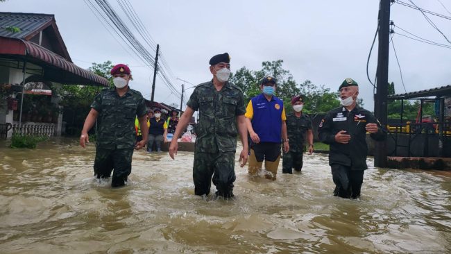 นราธิวาส-แม่ทัพภาคที่ 4 ลงพื้นที่ เยี่ยมให้กำลังใจพี่น้องประชาชนที่ได้รับผลกระทบจากอุทกภัยในพื้นที่จังหวัดนราธิวาส