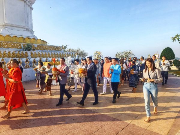 หม่อมเจ้าอุทัยกัญญา ภาณุพันธุ์ ทรงกรุณาให้ เลขานุการในองค์ฯ พร้อมคณะ เชิญผ้าไตรประทาน ถวายผ้าป่าสามัคคีแด่วัดพระธาตุศรีโคตรบอง แขวงท่าแขก สปป.ลาว