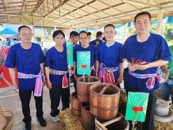 พิจิตร-ชาวนาสากเหล็กอนุรักษ์ประเพณีลงแขกเกี่ยวข้าวแข่งจับปลาไหลสนุกสนานเฮฮา