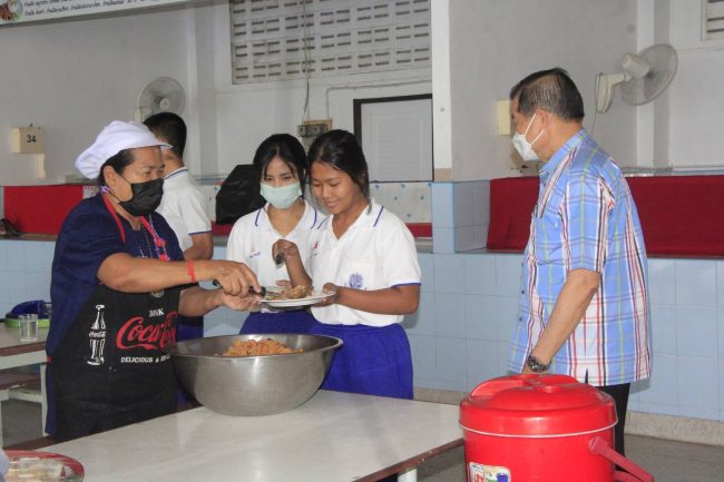 รองหัวหน้าพรรคประชาธิปัตย์ให้กำลังใจนักเรียนโรงเรียนมหาวชิราวุธสงขลา