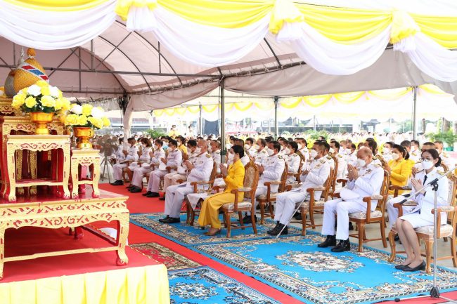 ชลบุรี-นายอำเภอบางละมุงนำพสกนิกรร่วมรำลึกวันพ่อแห่งชาติ ปี 65 ตักบาตรพระ 89 รูปถวายเป็นพระราชกุศล