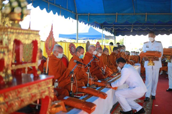 กาฬสินธุ์ – ทำบุญตักบาตรถวายเป็นพระราชกุศลวันพ่อแห่งชาติ