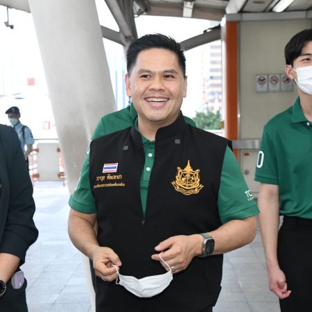 “รมว.วราวุธ” ขึ้นรถไฟฟ้าไปรณรงค์ลดใช้ถุงพลาสติก ในงานกาชาด’65 พร้อมเยี่ยมชมร้านกาชาด ทส. รางวัลชมเชย การประกวดร้านกาชาดปีนี้