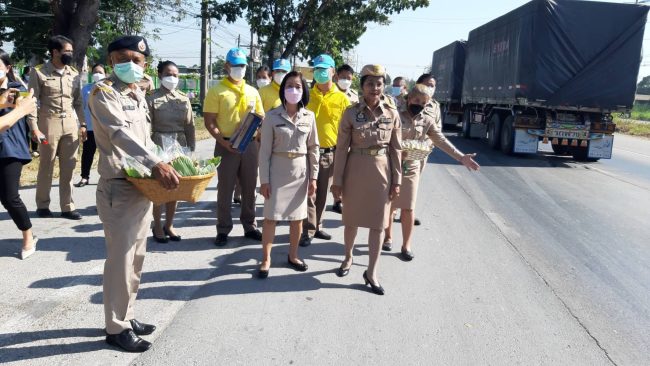 ปทุมธานี ลาดหลุมแก้วตั้งจุดบริการ ปชช.เดินทางช่วงปีใหม่แจกมะขาม มะยม ตาสว่างแก้ง่วง