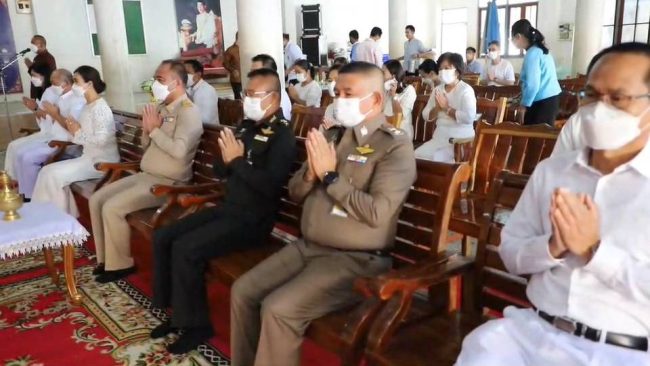 (สุรินทร์)พสกนิกรชาวจังหวัดสุรินทร์ร่วมถวายภัตตาหารเพลแด่พระสงฆ์ถวายเป็นพระราชกุศลขอให้สมเด็จพระเจ้าลูกเธอ เจ้าฟ้าพัชรกิติยาภา นเรนทิราเทพยวดี กรมหลวงราชสาริณีสิริพัชร มหาวัชรราชธิดา ทรงหายจากพระอาการประชวร