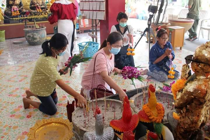 ปทุมธานี ชาวบ้านสมหวังนำสิ่งของมาแก้บนประทัด ๑๑,๐๐๐ นัด “ไอ้ไข่วัดบางเตยกลาง ” สามโคกพร้อมขอเลขเด็ด ก่อนวันหวยออกคึกคัก