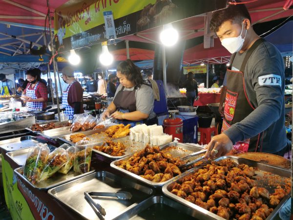 สตรีทฟู้ดริมทะเลที่ยาวที่สุด มีร้านอาหารกว่า 320 ร้านค้า และร้านเสื้อผ้าอีก 300 ร้านค้า แลนด์มาร์กแหล่งท่องเที่ยวที่สำคัญ