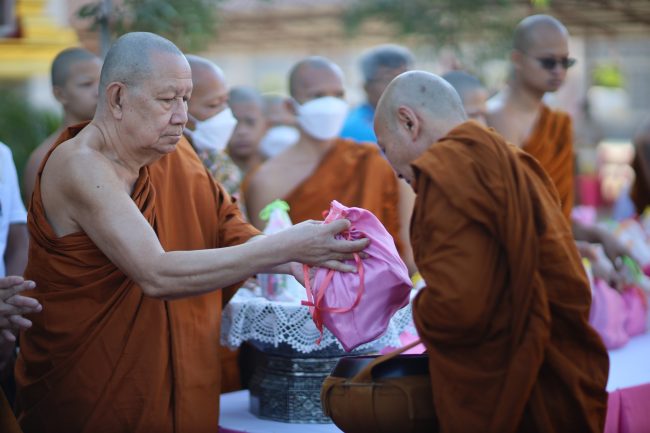 กาฬสินธุ์-นางรำสองพันฟ้อนรำ ฉลองมหาเจดีย์ศรีมิ่งเมืองกาฬสินธุ์ ในวันอายุวัฒนะ 6 รอบ “พระเทพสารเมธี” เจ้าอาวาสวัดประชานิยม