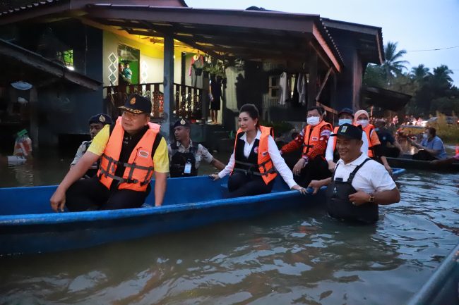 นราธิวาส-ผู้ว่าฯนราพร้อมด้วยนายกเหล่ากาชาดจังหวัดนราธิวาสลงพื้นที่มอบถุงยังชีพแก่ประชาชนที่ได้รับผลกระทบจากอุทกภัยในพื้นที่อำเภอสุไหงโก-ลก