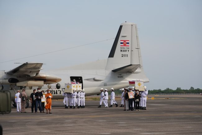 ทร.จัดพิธีรับศพ 4 กำลังพล เหตุเรือหลวงสุโขทัยอับปาง อย่างสมเกียรติ