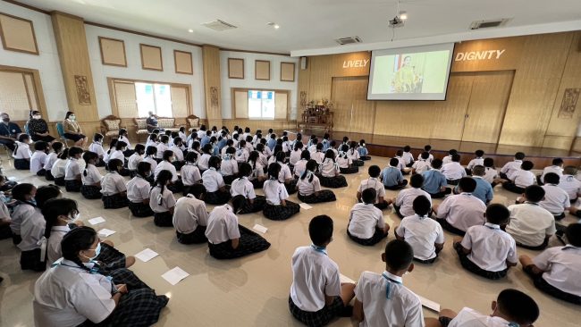 สมุทรปราการ- “โรงเรียนแพรกษาวิเทศศึกษา” รวมพลังแห่งความจงรักภักดี สวดมนต์ถวายพระพรขอ “เจ้าฟ้าพัชรกิติยาภา” ทรงหายประชวรโดยเร็ว