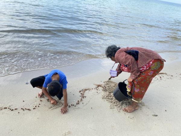 ตราด-น้ำลดหอยเสียบโผล่ชายหาด ยายวัย 70 พาลูกหลานหาหอยเลี้ยงชีพ