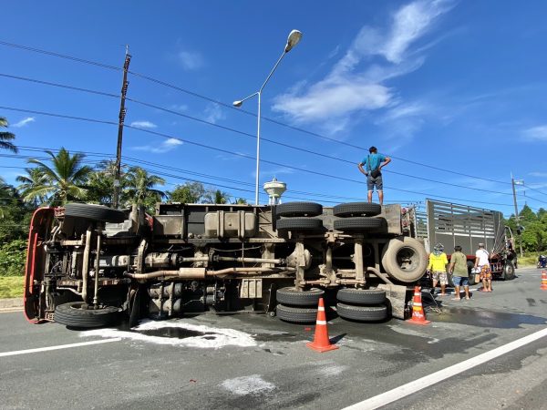 ตราด-ไปไม่ถึงโกดัง หนุ่มวัย 38 ปี ขับรถ 10 ล้อ บรรทุกนํ้าสมสายชูมาเต็มคันรถเกิดหลับในเสียหลักหักหลบพลิกควํ่าตะแคงบาดเจ็บ 1 ราย