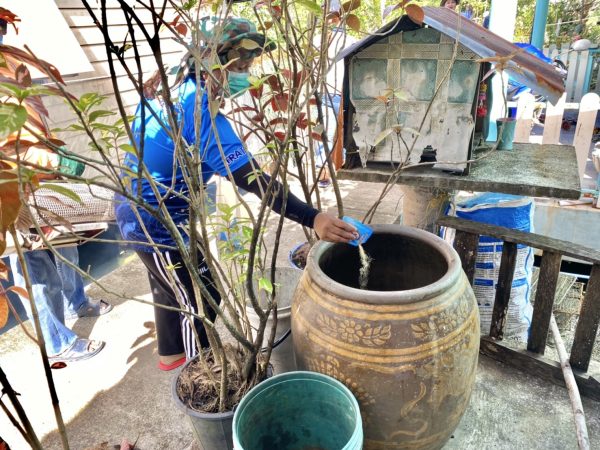 ตราด-องค์การบริหารส่วนตําบลไม้รูด ลงพื้นที่ฉีดพ่นหมอกควันสารเคมีกําจัดยุงลายและหยอดทรายอะเบทกําจัดยุงลาย