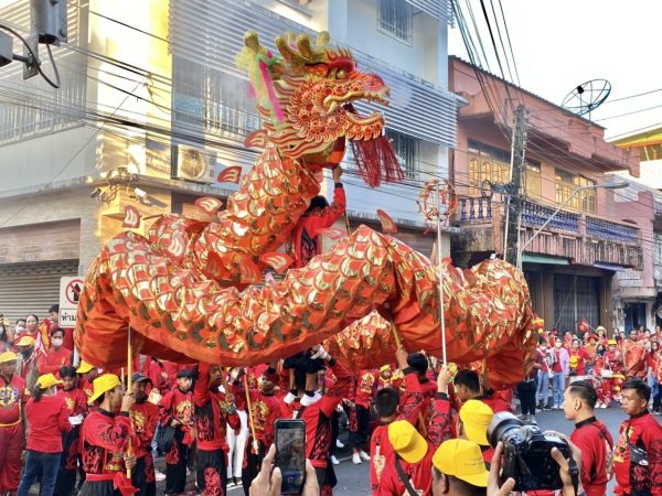 ตราด-ยื่งใหญ่ตระการตา แดงทั้งเมือง”ชาวคลองใหญ่” กว่า 1,000 คน ร่วมขบวนแห่เจ้าแม่ทับทิม